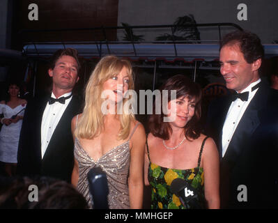 BURBANK, CA - Juni 02: (L-R) Schauspieler Kurt Russell, Schauspielerin Goldie Hawn, Schauspielerin Sally Field und Alan Greisman an Warner Bros. Studio Umwidmung Ereignis bei Warner Bros Studios am 2. Juni 1990 in Burbank, Kalifornien. Foto von Barry King/Alamy Stock Foto Stockfoto