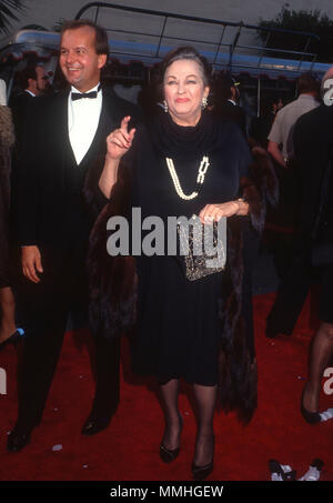 BURBANK, CA - Juni 02: Schauspielerin Yvonne DeCarlo an Warner Bros. Studio Umwidmung Ereignis bei Warner Bros Studios am 2. Juni 1990 in Burbank, Kalifornien. Foto von Barry King/Alamy Stock Foto Stockfoto