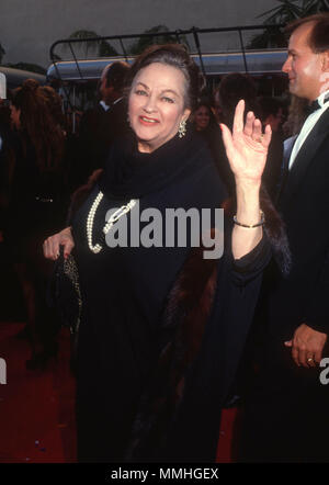 BURBANK, CA - Juni 02: Schauspielerin Yvonne DeCarlo an Warner Bros. Studio Umwidmung Ereignis bei Warner Bros Studios am 2. Juni 1990 in Burbank, Kalifornien. Foto von Barry King/Alamy Stock Foto Stockfoto