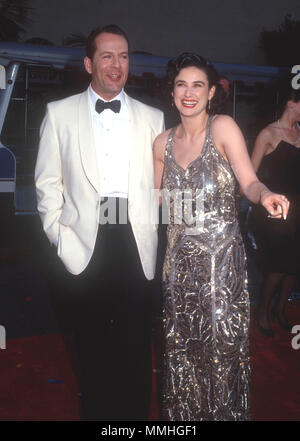 BURBANK, CA - Juni 02: (L-R) Schauspieler Bruce Willis und Schauspielerin Demi Moore an Warner Bros. Studio Umwidmung Ereignis bei Warner Bros Studios am 2. Juni 1990 in Burbank, Kalifornien. Foto von Barry King/Alamy Stock Foto Stockfoto