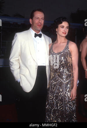 BURBANK, CA - Juni 02: (L-R) Schauspieler Bruce Willis und Schauspielerin Demi Moore an Warner Bros. Studio Umwidmung Ereignis bei Warner Bros Studios am 2. Juni 1990 in Burbank, Kalifornien. Foto von Barry King/Alamy Stock Foto Stockfoto
