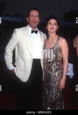 BURBANK, CA - Juni 02: (L-R) Schauspieler Bruce Willis und Schauspielerin Demi Moore an Warner Bros. Studio Umwidmung Ereignis bei Warner Bros Studios am 2. Juni 1990 in Burbank, Kalifornien. Foto von Barry King/Alamy Stock Foto Stockfoto