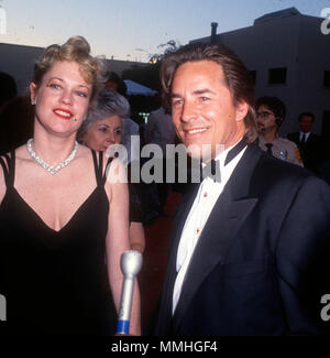 BURBANK, CA - Juni 02: (L-R) Schauspielerin Melanie Griffith und Schauspieler Don Johnson an Warner Bros. Studio Umwidmung Ereignis bei Warner Bros Studios am 2. Juni 1990 in Burbank, Kalifornien. Foto von Barry King/Alamy Stock Foto Stockfoto