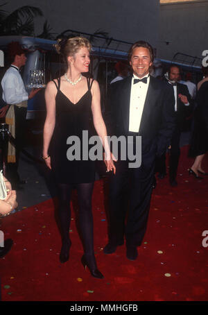 BURBANK, CA - Juni 02: (L-R) Schauspielerin Melanie Griffith und Schauspieler Don Johnson an Warner Bros. Studio Umwidmung Ereignis bei Warner Bros Studios am 2. Juni 1990 in Burbank, Kalifornien. Foto von Barry King/Alamy Stock Foto Stockfoto