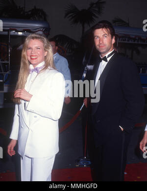 BURBANK, CA - Juni 02: (L-R) Schauspielerin Kim Bassinger und Schauspieler Alec Baldwin an Warner Bros. Studio Umwidmung Ereignis bei Warner Bros Studios am 2. Juni 1990 in Burbank, Kalifornien. Foto von Barry King/Alamy Stock Foto Stockfoto