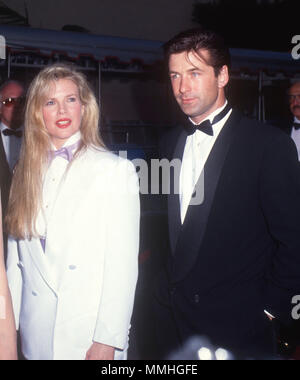 BURBANK, CA - Juni 02: (L-R) Schauspielerin Kim Bassinger und Schauspieler Alec Baldwin an Warner Bros. Studio Umwidmung Ereignis bei Warner Bros Studios am 2. Juni 1990 in Burbank, Kalifornien. Foto von Barry King/Alamy Stock Foto Stockfoto