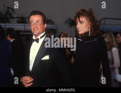 BURBANK, CA - Juni 02: (L-R) Schauspieler Sylvester Stallone und Modell Jennifer Flavin an Warner Bros. Studio Umwidmung Ereignis bei Warner Bros Studios am 2. Juni 1990 in Burbank, Kalifornien. Foto von Barry King/Alamy Stock Foto Stockfoto