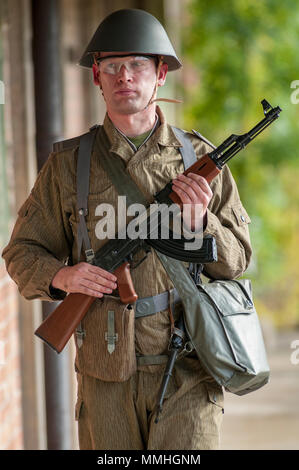 Eine airsoft Spieler tragen, DDR, 1975, Junior Non-Commissioned Officers Uniform mit einer AK-47 automatische sturmgewehr, die Kalaschnikow Stockfoto