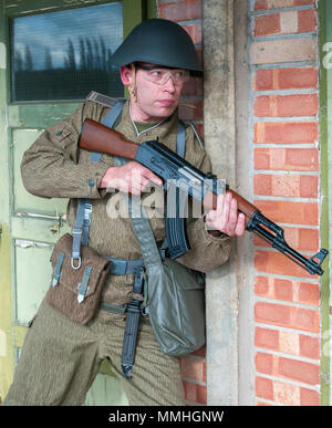 Eine airsoft Spieler tragen, DDR, 1975, Junior Non-Commissioned Officers Uniform mit einer AK-47 automatische sturmgewehr, die Kalaschnikow Stockfoto