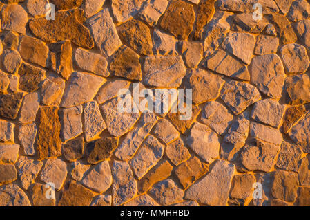 Nahaufnahme von einer Steinmauer am späten Nachmittag Sonnenlicht beleuchtet Stockfoto