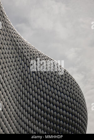 Ein Abschnitt des Äußeren des Gebäudes Selfridges in Birmingham zeigt die geschwungenen Linien und kreisförmigen Platten. Stockfoto
