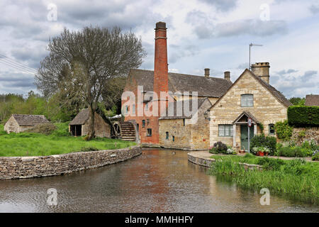 Alte Wassermühle und den Fluss in den Cotswolds im ländlichen England Stockfoto