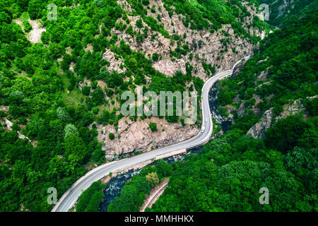 Luftaufnahme von drohne über Mountain Road und Kurven durch Wald Landschaft gehen Stockfoto