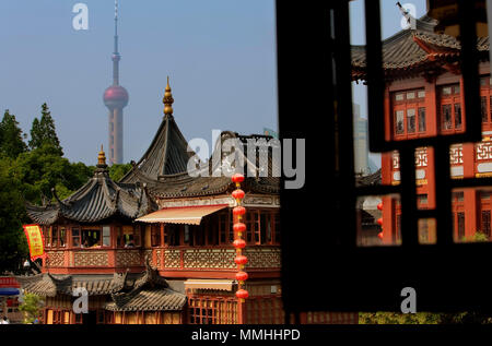 China.Shanghai: Yu Yuan Bazar. Huxinting Teehaus und Oriental Pearl Tower im Hintergrund Stockfoto