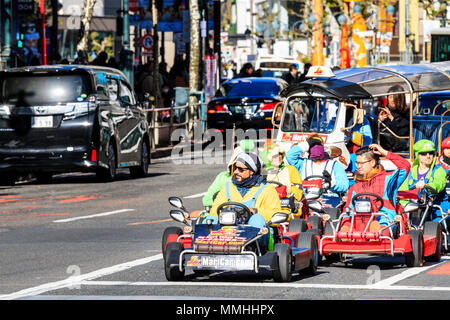Tokio, Shibuya Crossing. Beliebte touristische Aktivität, treibende MariCars, Mario karts während als Mario Figuren gekleidet. Reihe an der Kreuzung warten. Stockfoto