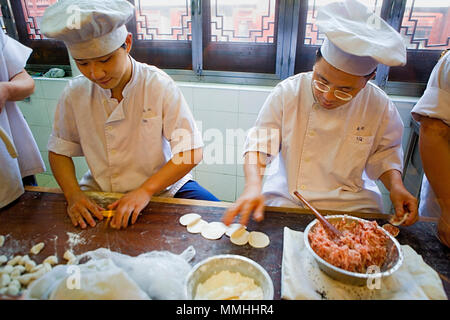 China.Shanghai:Cooks in Nanxiang gedämpfte Brötchen Restaurant. Yu Yuan Baazar, nahe dem See. Sie dienen ihren berühmten "Xiaolongbao´ (Knödel von Shang Stockfoto