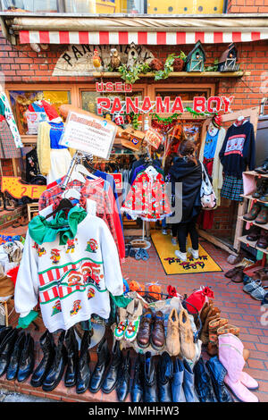 Tokio, Harajuku, Takeshita Straße. Panama Junge Lagern, aussen. Verschiedene Kleidung und Schuhe vor. Die Menschen in der Tür warten in zu gehen. Stockfoto