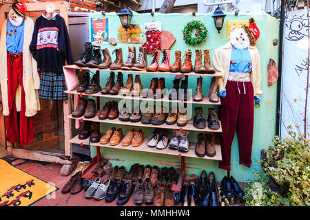 Tokio, Harajuku, Takeshita Straße. Panama Junge Lagern, aussen. Rack Stiefel zum Verkauf. Weihnachtsschmuck. Stockfoto