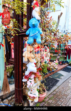 Tokio, Harajuku, Takeshita Straße. Pol der gefüllte Teddybären außerhalb Panama Boy second hand Store. Weihnachtsschmuck um den Mast gewickelt. Stockfoto