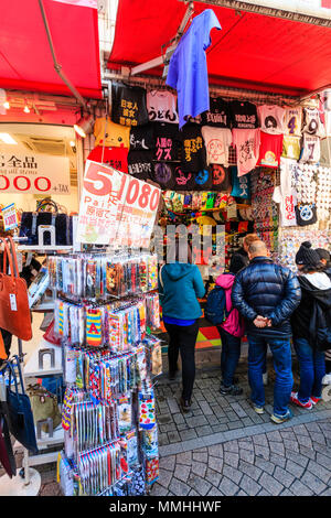 Tokio, Harajuku, Takeshita Straße. T-Shirt und Socken Shop, Außen, verschiedene Kleidung draussen auf Display, Menschen im Eingang stehen. Stockfoto