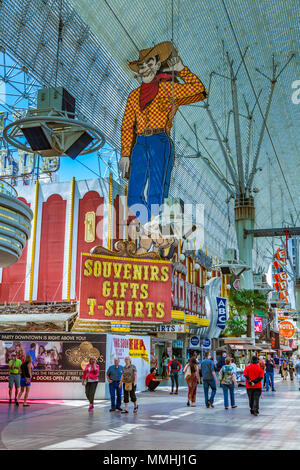 Touristen schlendern vorbei am Vegas Vic, dem 40 Meter langen Neon Cowboy auf dem Pioneer Club Souvenirladen in Las Vegas, Nevada Stockfoto