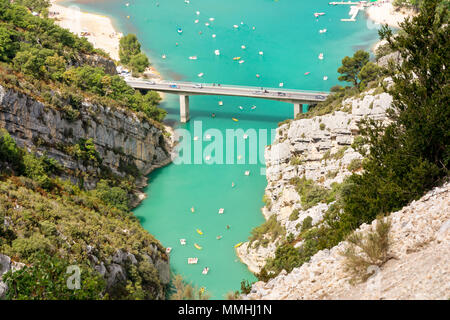 Schlucht von Verdon, Frankreich - August 11,2016: Ansicht von oben der Blick über die Schlucht des Verdon in Frankreich in einem Sommertag Stockfoto