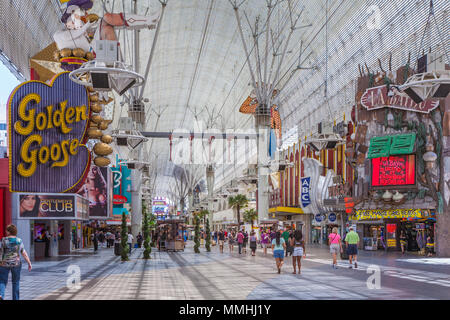 Touristen und Einheimische in der Fremont Street Experience, Las Vegas, Nevada, Stockfoto