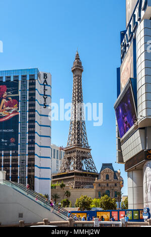 Nachbildung des Eiffelturms in Paris Las Vegas Hotel & Casino auf dem Las Vegas Strip im Paradies, Nevada Stockfoto