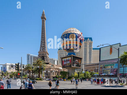 Paris Hot Air Balloon unterzeichnen und Nachbildung des Eiffelturms in Paris Las Vegas Hotel & Casino auf dem Las Vegas Strip im Paradies, Nevada Stockfoto