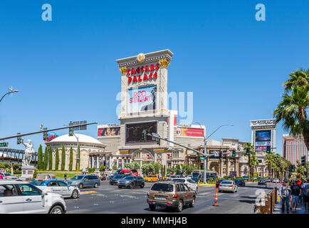 Straße Verkehr passieren ein Zeichen Werbung ein Rod Stewart Show im Caesars Palace auf dem Las Vegas Strip im Paradies, Nevada Stockfoto