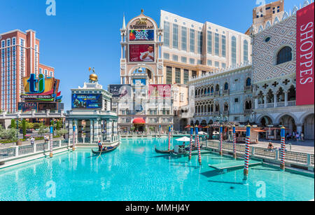 Die Gondolieri führen touristische Passagiere auf die Gondelfahrten im Venetian Resort Hotel Casino auf dem Las Vegas Strip im Paradies, Nevada Stockfoto