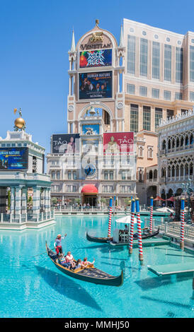 Die Gondolieri führen touristische Passagiere auf die Gondelfahrten im Venetian Resort Hotel Casino auf dem Las Vegas Strip im Paradies, Nevada Stockfoto