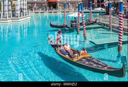 Die Gondolieri führen touristische Passagiere auf die Gondelfahrten im Venetian Resort Hotel Casino auf dem Las Vegas Strip im Paradies, Nevada Stockfoto