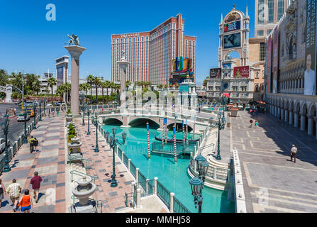 Das Treasure Island Hotel and Casino erhebt sich über den Pools des Venetian Resort auf dem Las Vegas Strip im Paradies, Nevada Stockfoto