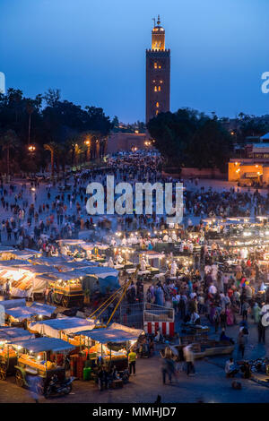 Marrakesch, Marokko; Blick auf die Djemaa el Fna bei Sonnenuntergang. Stockfoto