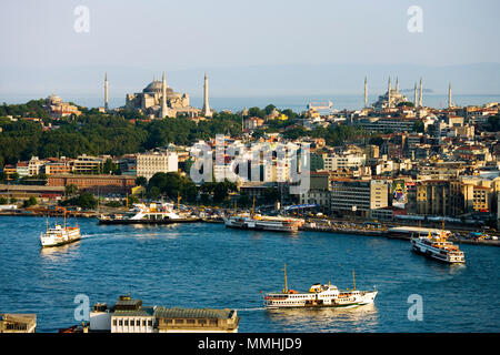 Istanbul, Türkei; Blick auf Sultanahmet vom Galata-turm; Ayasofya auf der linken und die Blaue Moschee auf der rechten Seite. Stockfoto