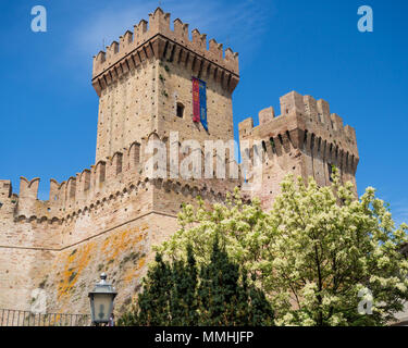 Offagna, Italien, 29. April 2018: Blick auf den Turm der mittelalterlichen Festung. Stockfoto