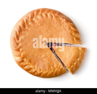Blick von oben auf die hausgemachten Kirschkuchen isoliert auf weißem Stockfoto