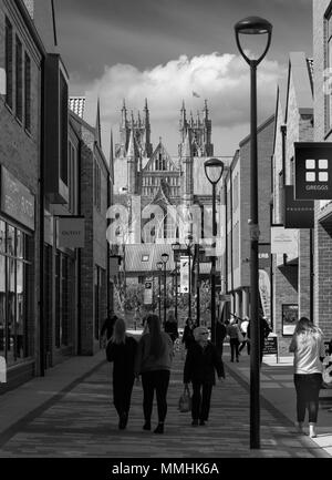 Das Münster (Kirche) als An einem schönen Frühlingsmorgen gesehen wie Leute entlang Ferensgate in Beverley, Yorkshire, UK schlendern. Stockfoto