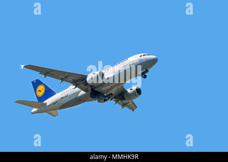Airbus A319-100, schmal - Körper, kommerziellen Passagier zweistrahlige Jet Airliner von Lufthansa im Flug gegen den blauen Himmel Stockfoto