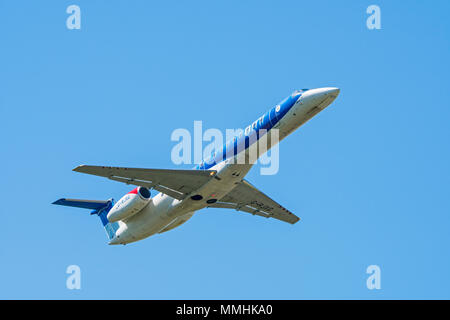 Embraer ERJ-145-EP, Twin-engine Regional Jet von British Midland Regional begrenzt/Flybmi, britische Fluggesellschaft im Flug gegen den blauen Himmel Stockfoto