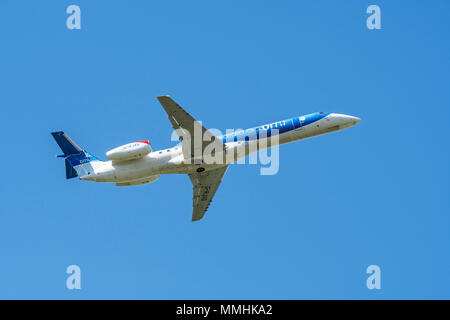 Embraer ERJ-145-EP, Twin-engine Regional Jet von British Midland Regional begrenzt/Flybmi, britische Fluggesellschaft im Flug gegen den blauen Himmel Stockfoto