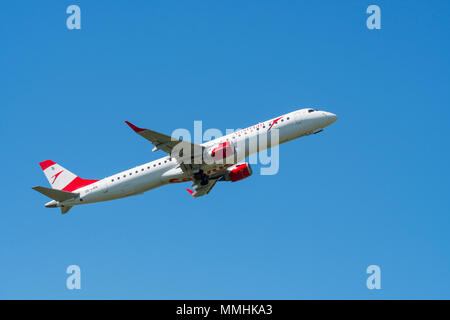 Embraer ERJ-195 LR, schmalen Körper mittlerer Reichweite zweistrahlige Jet Airliner von Austrian Airlines im Flug gegen den blauen Himmel Stockfoto