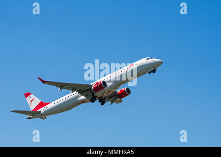 Embraer ERJ-195 LR, schmalen Körper mittlerer Reichweite zweistrahlige Jet Airliner von Austrian Airlines im Flug gegen den blauen Himmel Stockfoto