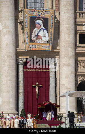 Papst Franziskus erklärt Mutter Teresa ein Heiliger und spricht mit einer Masse von Zehntausenden auf dem Petersplatz Stockfoto