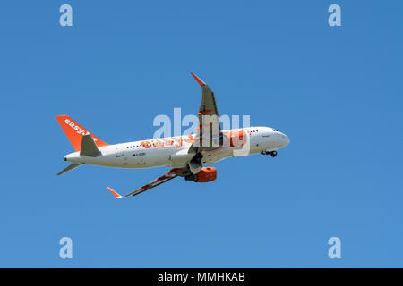 Airbus A 320-214 WL, kommerziellen Passagier zweistrahlige Jet Airliner aus britischen Billigfluggesellschaft airline EasyJet im Flug gegen den blauen Himmel Stockfoto