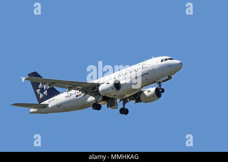 Airbus A 319-112, schmal - Körper, kommerziellen Passagier zweistrahlige Jet Airliner von der Belgischen Brussels Airlines im Flug gegen den blauen Himmel Stockfoto
