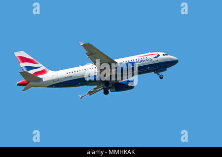 Airbus A 319-131, schmal - Körper, kommerziellen Passagier zweistrahlige Jet Airliner von British Airways im Flug gegen den blauen Himmel Stockfoto