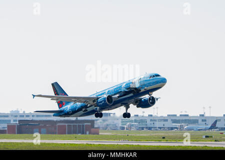 Airbus A 320-214 in Magritte Lackierung, kommerziellen Passagier zweistrahlige Jet Airliner von der Belgischen Brussels Airlines weg vom Flughafen Brüssel Stockfoto