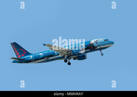 Airbus A 320-214 in Magritte Livree, schmal - Körper, kommerziellen Passagier zweistrahlige Jet Airliner von der Belgischen Brussels Airlines im Flug Stockfoto